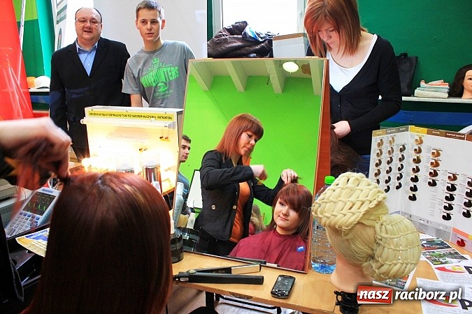 Zdjęcie w galerii na portalu naszraciborz.pl: Uczniowie gimnazjów na Targach Edukacyjnych wiadomości z regionu