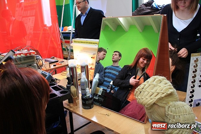 Zdjęcie w galerii na portalu naszraciborz.pl: Uczniowie gimnazjów na Targach Edukacyjnych wiadomości z regionu