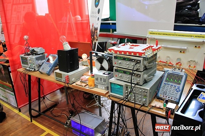 Zdjęcie w galerii na portalu naszraciborz.pl: Uczniowie gimnazjów na Targach Edukacyjnych wiadomości z regionu