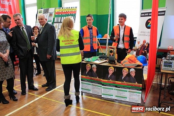 Zdjęcie w galerii na portalu naszraciborz.pl: Uczniowie gimnazjów na Targach Edukacyjnych wiadomości z regionu