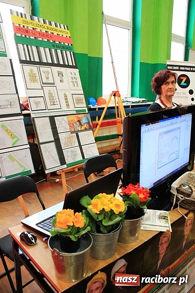 Zdjęcie w galerii na portalu naszraciborz.pl: Uczniowie gimnazjów na Targach Edukacyjnych wiadomości z regionu