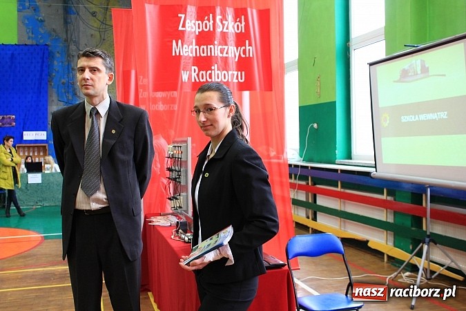 Zdjęcie w galerii na portalu naszraciborz.pl: Uczniowie gimnazjów na Targach Edukacyjnych wiadomości z regionu