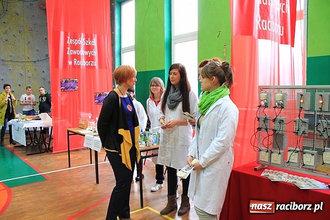 Zdjęcie w galerii na portalu naszraciborz.pl: Uczniowie gimnazjów na Targach Edukacyjnych wiadomości z regionu