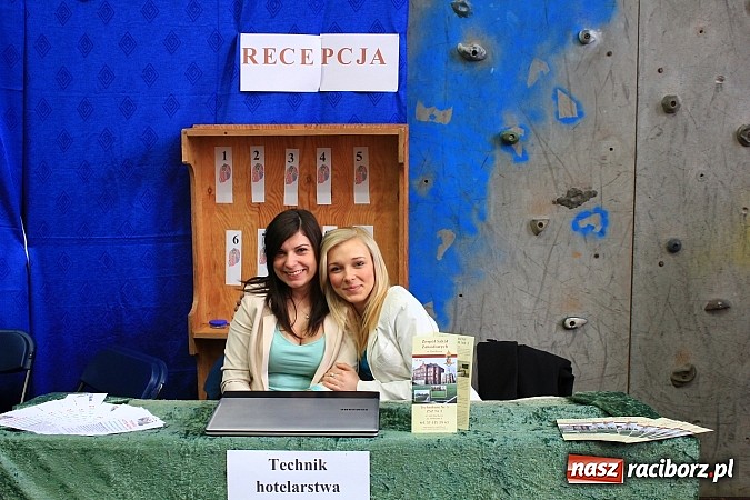 Zdjęcie w galerii na portalu naszraciborz.pl: Uczniowie gimnazjów na Targach Edukacyjnych wiadomości z regionu