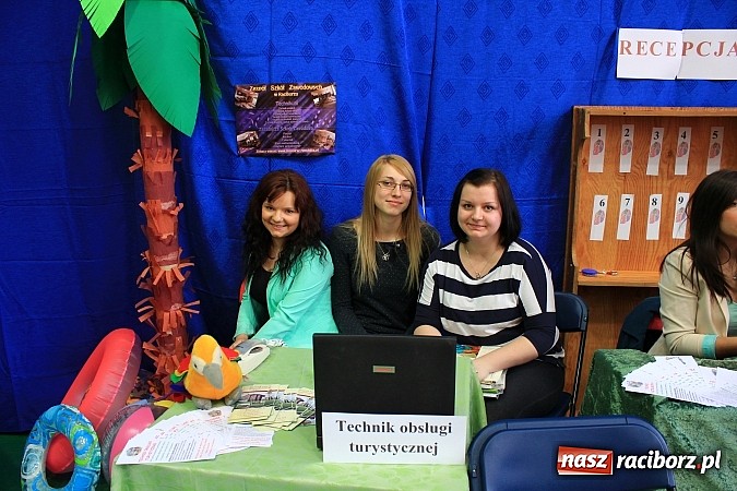 Zdjęcie w galerii na portalu naszraciborz.pl: Uczniowie gimnazjów na Targach Edukacyjnych wiadomości z regionu