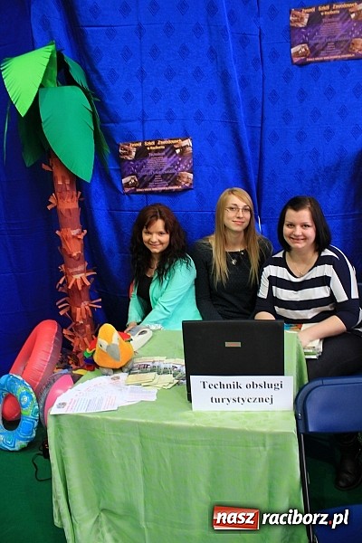 Zdjęcie w galerii na portalu naszraciborz.pl: Uczniowie gimnazjów na Targach Edukacyjnych wiadomości z regionu