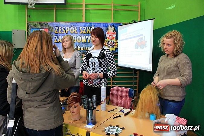 Zdjęcie w galerii na portalu naszraciborz.pl: Uczniowie gimnazjów na Targach Edukacyjnych wiadomości z regionu