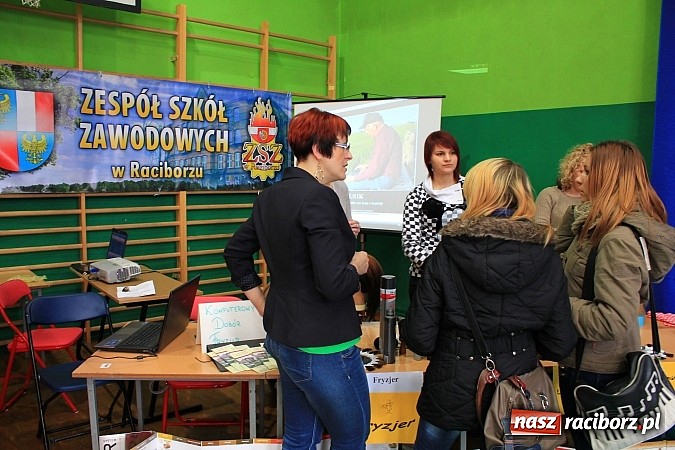 Zdjęcie w galerii na portalu naszraciborz.pl: Uczniowie gimnazjów na Targach Edukacyjnych wiadomości z regionu