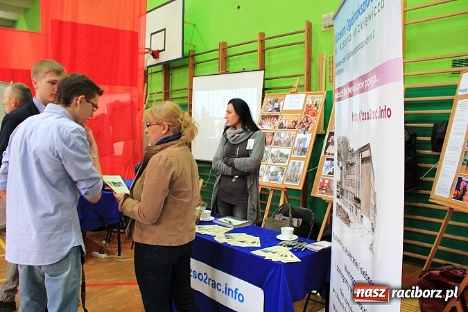 Zdjęcie w galerii na portalu naszraciborz.pl: Uczniowie gimnazjów na Targach Edukacyjnych wiadomości z regionu