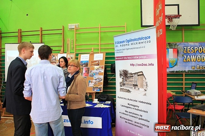 Zdjęcie w galerii na portalu naszraciborz.pl: Uczniowie gimnazjów na Targach Edukacyjnych wiadomości z regionu