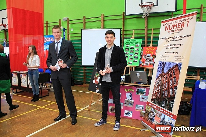Zdjęcie w galerii na portalu naszraciborz.pl: Uczniowie gimnazjów na Targach Edukacyjnych wiadomości z regionu