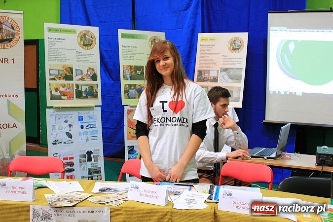 Zdjęcie w galerii na portalu naszraciborz.pl: Uczniowie gimnazjów na Targach Edukacyjnych wiadomości z regionu