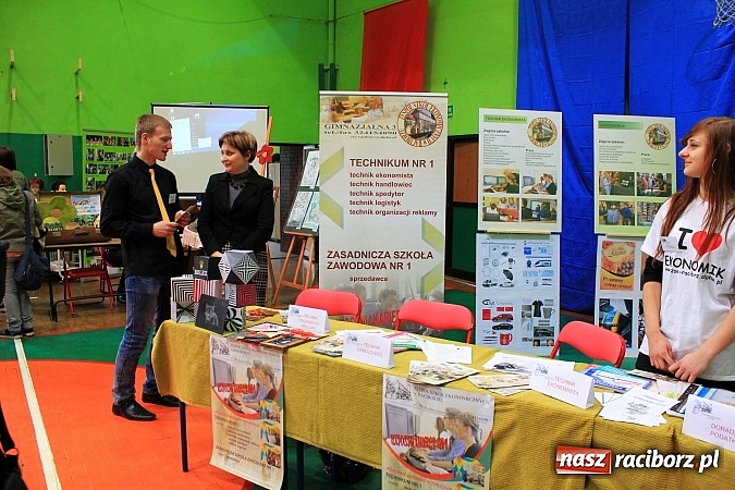Zdjęcie w galerii na portalu naszraciborz.pl: Uczniowie gimnazjów na Targach Edukacyjnych wiadomości z regionu