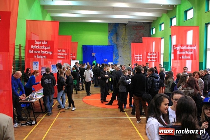 Zdjęcie w galerii na portalu naszraciborz.pl: Uczniowie gimnazjów na Targach Edukacyjnych wiadomości z regionu