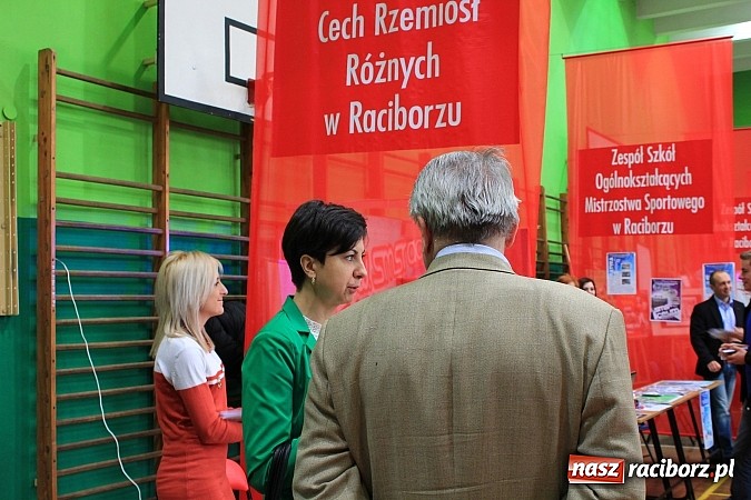 Zdjęcie w galerii na portalu naszraciborz.pl: Uczniowie gimnazjów na Targach Edukacyjnych wiadomości z regionu