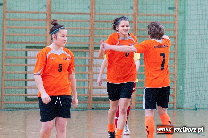 Zdjęcie w galerii na portalu naszraciborz.pl: Piłkarki Szkoły Mistrzostwa Sportowego zwyciężyły w Turnieju Makroregionalnym wiadomości z regionu