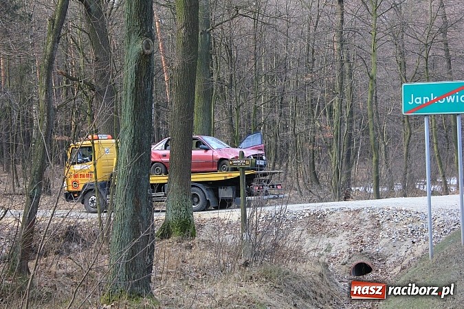 Zdjęcie w galerii na portalu naszraciborz.pl: Wypadek w Jankowicach. Dwie osoby ranne wiadomości z regionu