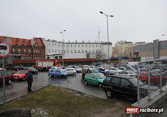 Zdjęcie w galerii na portalu naszraciborz.pl: Dym z rury wydechowej starego diesla postawił na nogi strażaków wiadomości z regionu