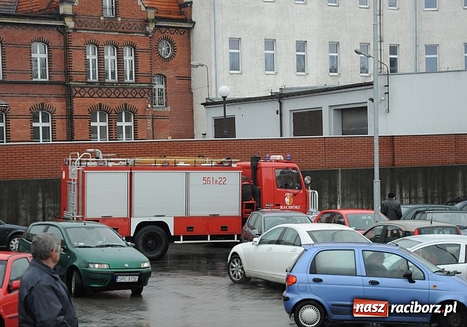Zdjęcie w galerii na portalu naszraciborz.pl: Dym z rury wydechowej starego diesla postawił na nogi strażaków wiadomości z regionu