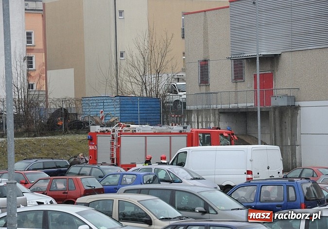 Zdjęcie w galerii na portalu naszraciborz.pl: Dym z rury wydechowej starego diesla postawił na nogi strażaków wiadomości z regionu