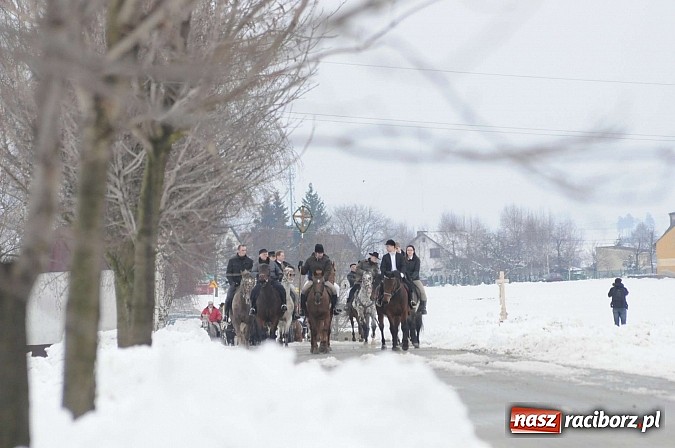 Zdjęcie w galerii na portalu naszraciborz.pl: Procesja konna w Pietrowicach Wielkich z metropolitą górnośląskim wiadomości z regionu