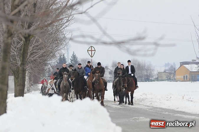 Zdjęcie w galerii na portalu naszraciborz.pl: Procesja konna w Pietrowicach Wielkich z metropolitą górnośląskim wiadomości z regionu