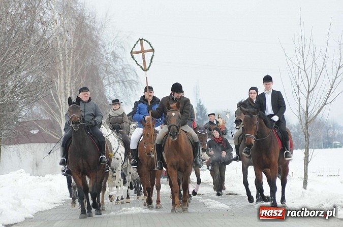 Zdjęcie w galerii na portalu naszraciborz.pl: Procesja konna w Pietrowicach Wielkich z metropolitą górnośląskim wiadomości z regionu