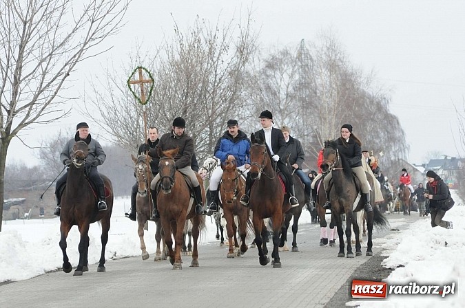 Zdjęcie w galerii na portalu naszraciborz.pl: Procesja konna w Pietrowicach Wielkich z metropolitą górnośląskim wiadomości z regionu