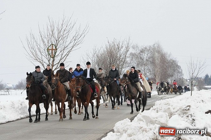 Zdjęcie w galerii na portalu naszraciborz.pl: Procesja konna w Pietrowicach Wielkich z metropolitą górnośląskim wiadomości z regionu