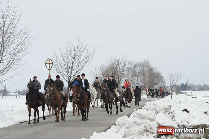 Zdjęcie w galerii na portalu naszraciborz.pl: Procesja konna w Pietrowicach Wielkich z metropolitą górnośląskim wiadomości z regionu