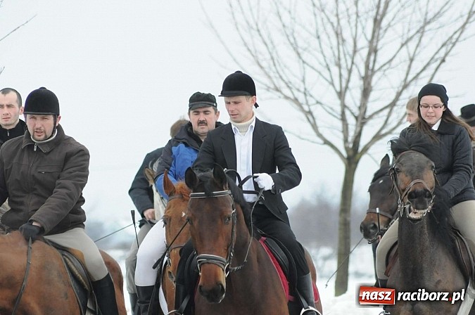 Zdjęcie w galerii na portalu naszraciborz.pl: Procesja konna w Pietrowicach Wielkich z metropolitą górnośląskim wiadomości z regionu
