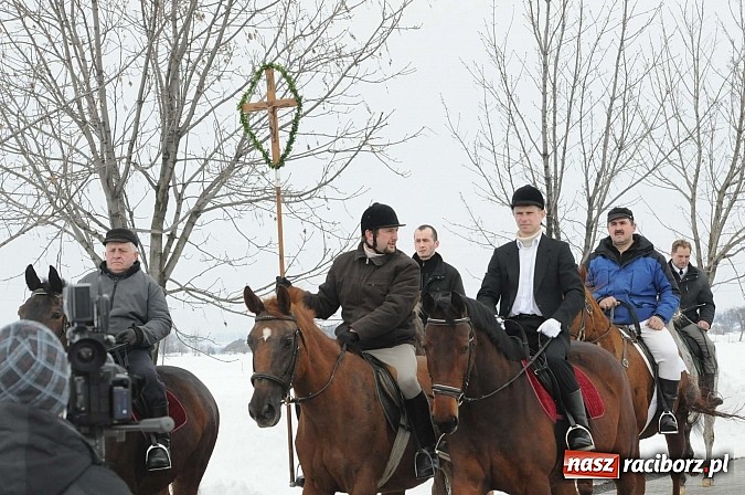 Zdjęcie w galerii na portalu naszraciborz.pl: Procesja konna w Pietrowicach Wielkich z metropolitą górnośląskim wiadomości z regionu