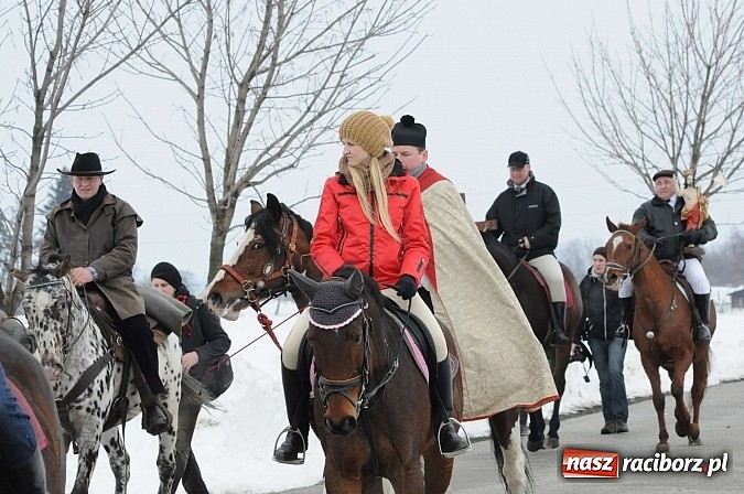 Zdjęcie w galerii na portalu naszraciborz.pl: Procesja konna w Pietrowicach Wielkich z metropolitą górnośląskim wiadomości z regionu