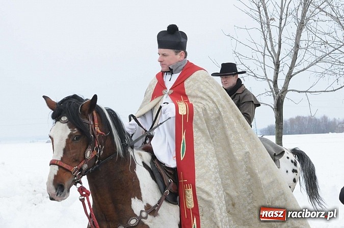Zdjęcie w galerii na portalu naszraciborz.pl: Procesja konna w Pietrowicach Wielkich z metropolitą górnośląskim wiadomości z regionu