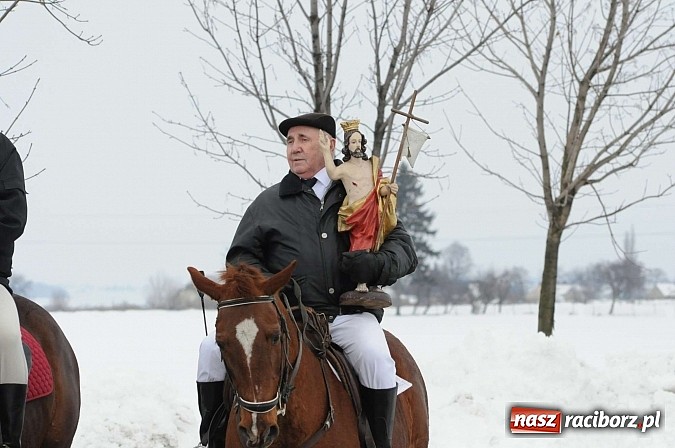 Zdjęcie w galerii na portalu naszraciborz.pl: Procesja konna w Pietrowicach Wielkich z metropolitą górnośląskim wiadomości z regionu
