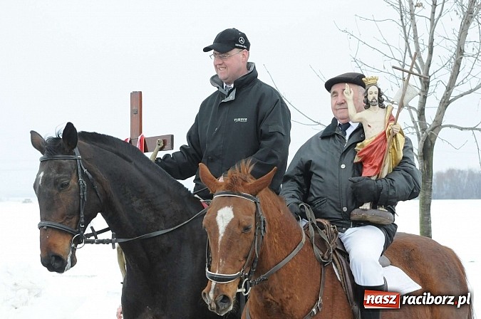 Zdjęcie w galerii na portalu naszraciborz.pl: Procesja konna w Pietrowicach Wielkich z metropolitą górnośląskim wiadomości z regionu