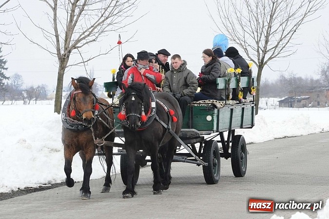 Zdjęcie w galerii na portalu naszraciborz.pl: Procesja konna w Pietrowicach Wielkich z metropolitą górnośląskim wiadomości z regionu