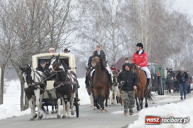 Zdjęcie w galerii na portalu naszraciborz.pl: Procesja konna w Pietrowicach Wielkich z metropolitą górnośląskim wiadomości z regionu
