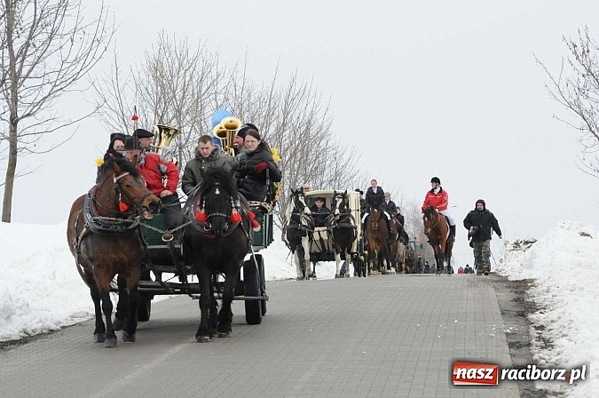Zdjęcie w galerii na portalu naszraciborz.pl: Procesja konna w Pietrowicach Wielkich z metropolitą górnośląskim wiadomości z regionu