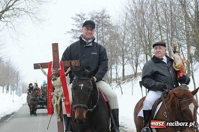 Zdjęcie w galerii na portalu naszraciborz.pl: Procesja konna w Pietrowicach Wielkich z metropolitą górnośląskim wiadomości z regionu