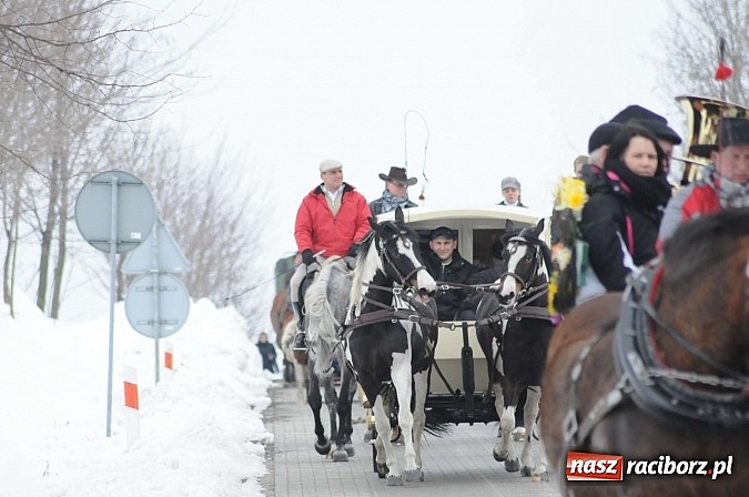 Zdjęcie w galerii na portalu naszraciborz.pl: Procesja konna w Pietrowicach Wielkich z metropolitą górnośląskim wiadomości z regionu