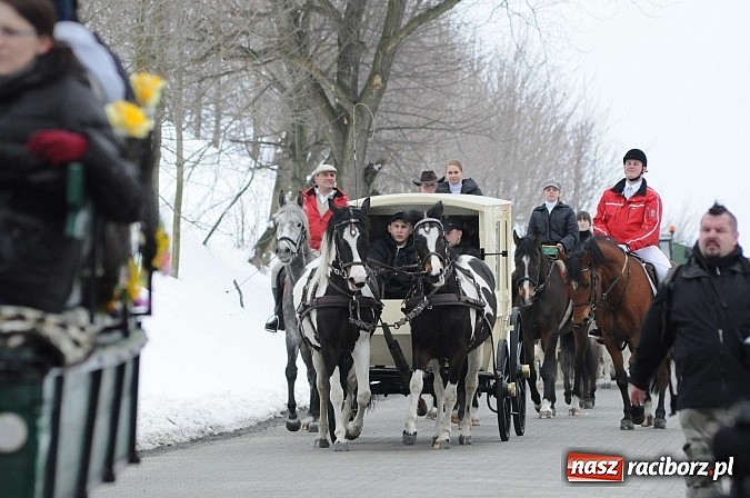 Zdjęcie w galerii na portalu naszraciborz.pl: Procesja konna w Pietrowicach Wielkich z metropolitą górnośląskim wiadomości z regionu