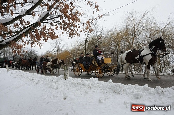 Zdjęcie w galerii na portalu naszraciborz.pl: Procesja konna w Pietrowicach Wielkich z metropolitą górnośląskim wiadomości z regionu