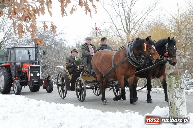 Zdjęcie w galerii na portalu naszraciborz.pl: Procesja konna w Pietrowicach Wielkich z metropolitą górnośląskim wiadomości z regionu