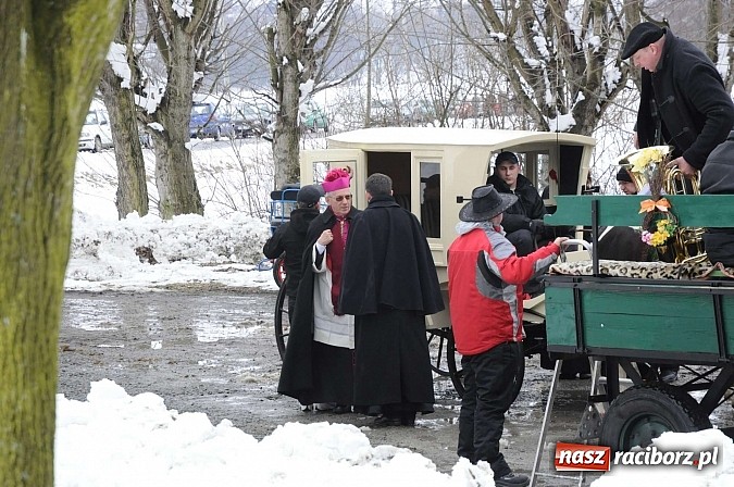 Zdjęcie w galerii na portalu naszraciborz.pl: Procesja konna w Pietrowicach Wielkich z metropolitą górnośląskim wiadomości z regionu