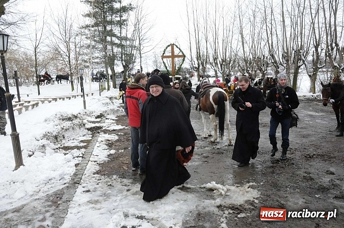 Zdjęcie w galerii na portalu naszraciborz.pl: Procesja konna w Pietrowicach Wielkich z metropolitą górnośląskim wiadomości z regionu