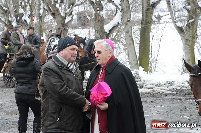 Zdjęcie w galerii na portalu naszraciborz.pl: Procesja konna w Pietrowicach Wielkich z metropolitą górnośląskim wiadomości z regionu