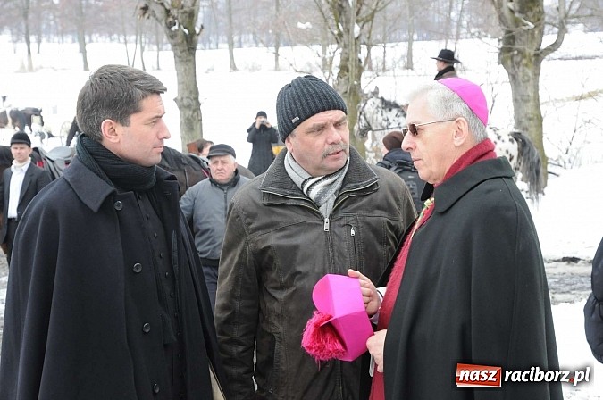 Zdjęcie w galerii na portalu naszraciborz.pl: Procesja konna w Pietrowicach Wielkich z metropolitą górnośląskim wiadomości z regionu