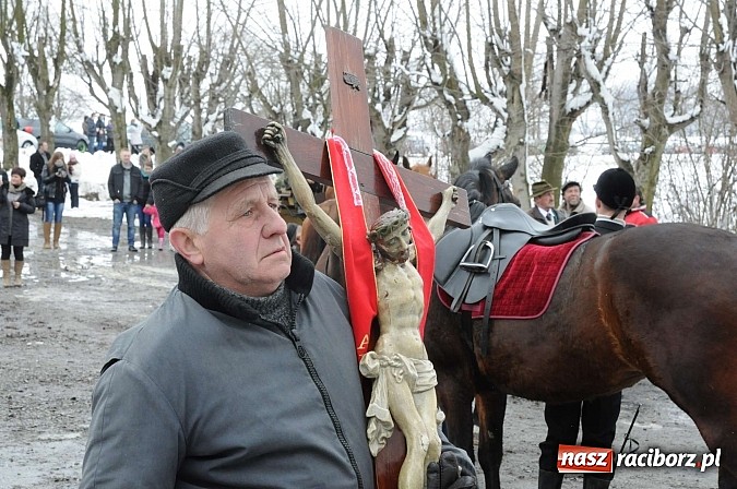 Zdjęcie w galerii na portalu naszraciborz.pl: Procesja konna w Pietrowicach Wielkich z metropolitą górnośląskim wiadomości z regionu