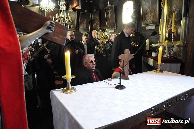 Zdjęcie w galerii na portalu naszraciborz.pl: Procesja konna w Pietrowicach Wielkich z metropolitą górnośląskim wiadomości z regionu